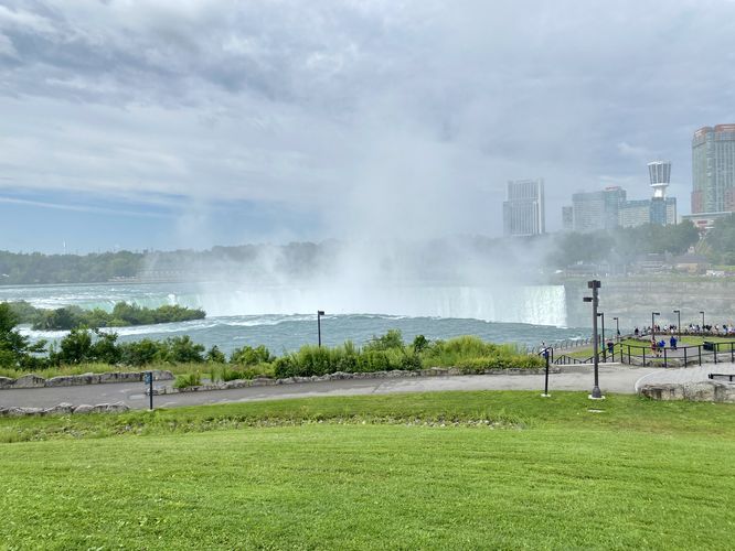 View of Horseshoe Falls from the trail