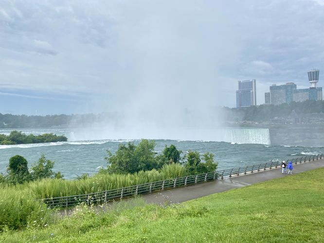 View of Horseshoe Falls from the trail