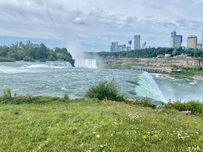 American Falls (Prospect Point), 69 - 98 feet / 21 - 30m