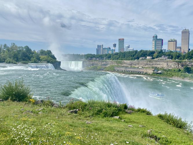 American Falls (Prospect Point), 69 - 98 feet / 21 - 30m