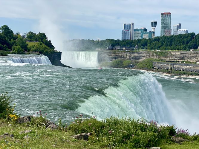 American Falls (Prospect Point), 69 - 98 feet / 21 - 30m