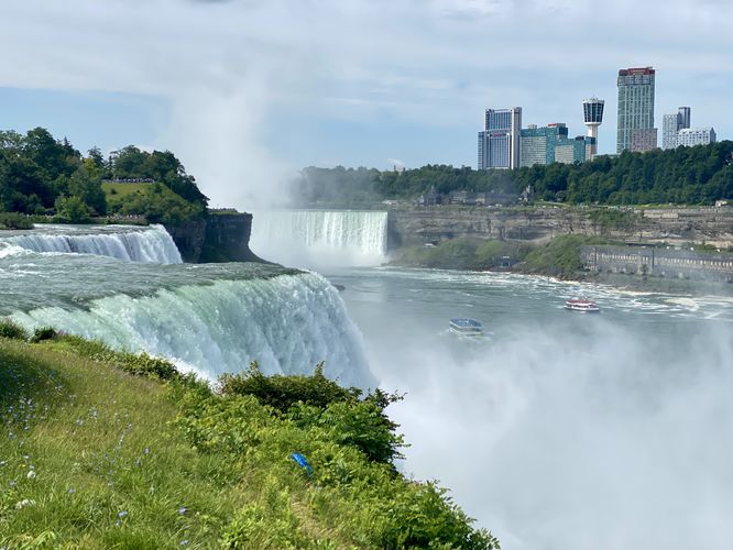 American Falls (Prospect Point), 69 - 98 feet / 21 - 30m