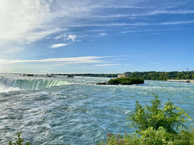 Upstream view at the top of Horseshoe Falls (Niagara Falls)