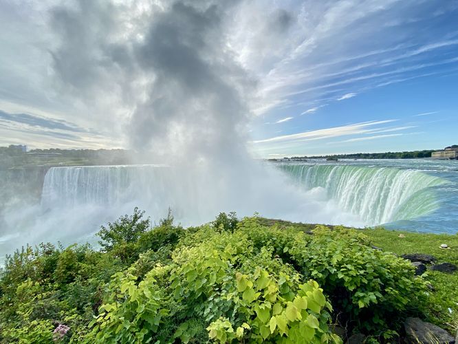 Wide-angle view of Horseshoe Falls (Niagara, Canadian side)