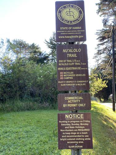 Nu'alolo Trail information near road
