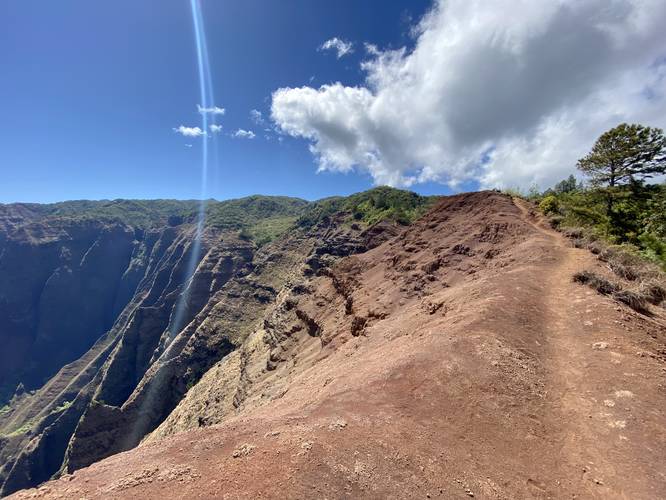 "Volcanic Ridge" of the Nu'alolo Trail above 1,800-foot vertical cliffs