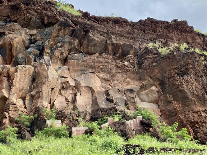 Cliff of ancient Hawaiian petroglyphs (Olowalu petroglyphs) on the cinder cone, Kilea