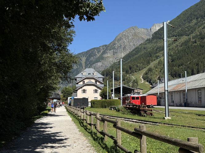 Passage du Montenvers runs alongside the train tracks