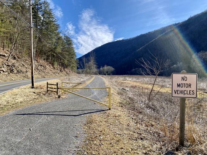 Trailhead along the Pine Creek Trail