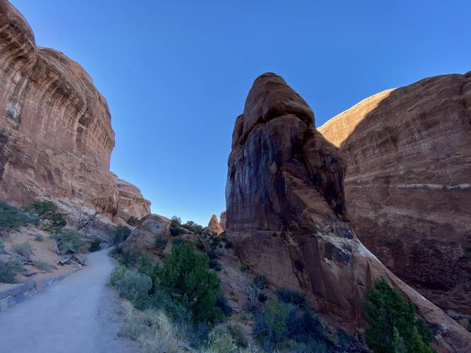 Large cliff rock formations along the Devils Garden Trail