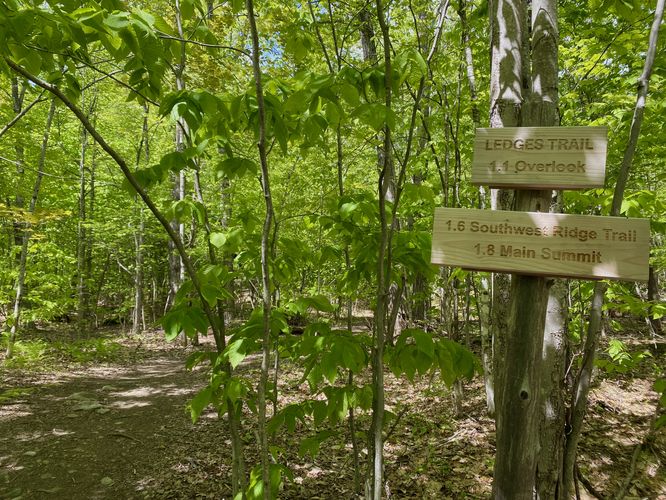 Signage for Ledges Trail to summit of Pleasant Mountain