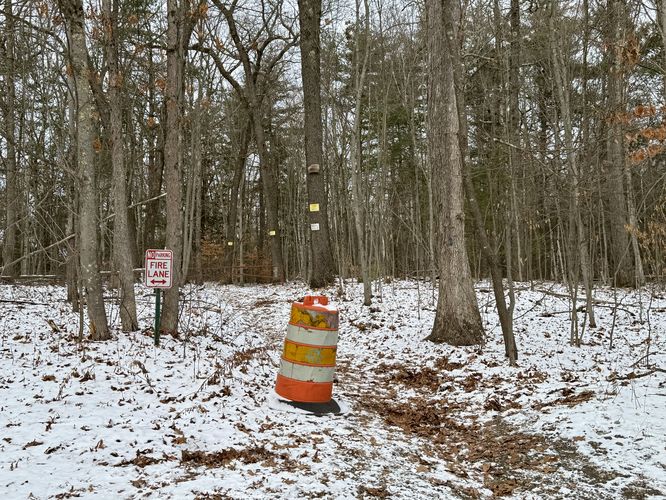 Trailhead along the Deerfield Ridge