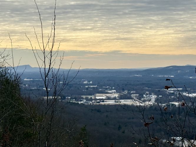 Default image for Pocumtuck Rock via Pocumtuck Ridge Trail, a 5.6-mile trail in Deerfield, MA (US)
