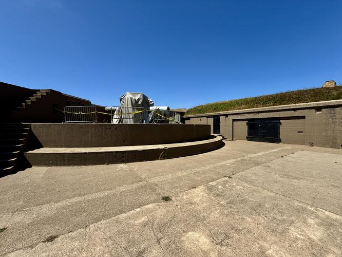 Gun mount at Battery Chamberlin
