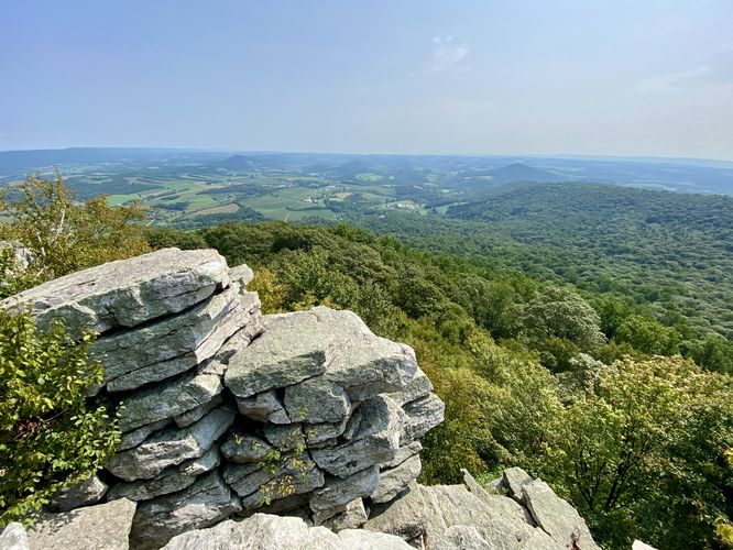 Steep rocky cliffs at The Pinnacle overlook