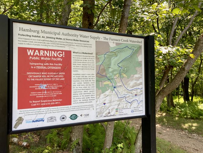 Turn - trail leads to Hamburg Reservoir
