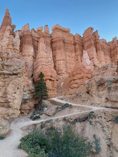 View of stunning hoodoos and switchbacks along the Queen's Garden Trail