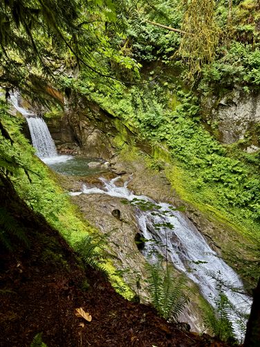 Portrait view of lower Racehorse Falls