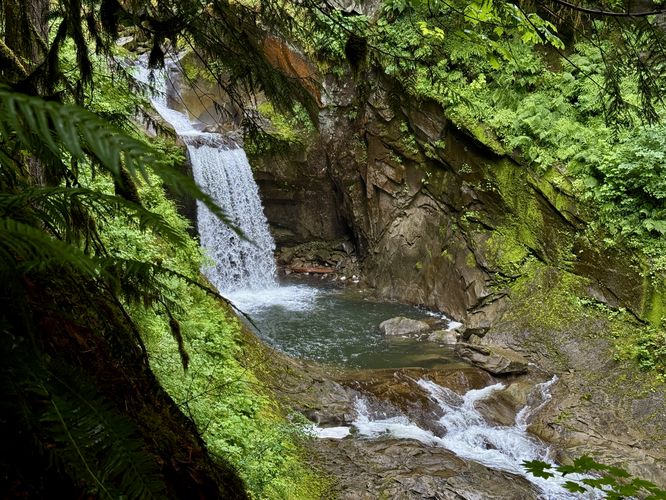 View of Racehorse Falls