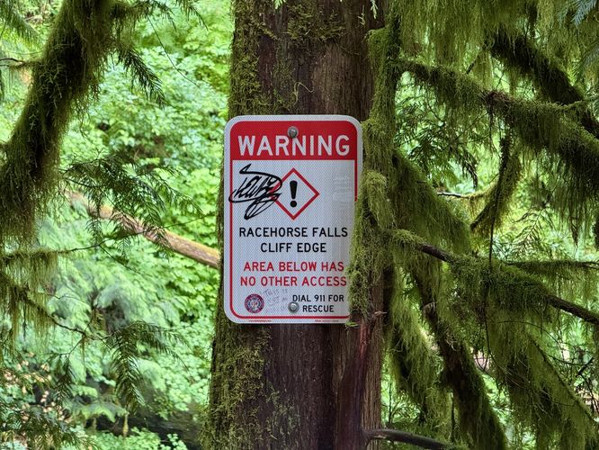 Cliff edge at Racehorse Falls. No access to the water. Watch out!