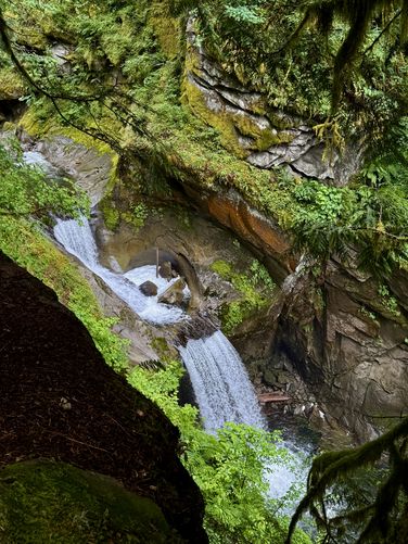 Portrait view above Racehorse Falls