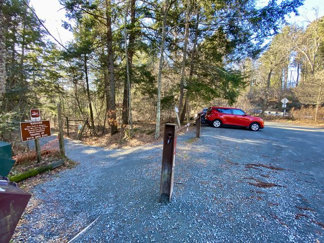 Eastern parking lot for Raymondskill Falls