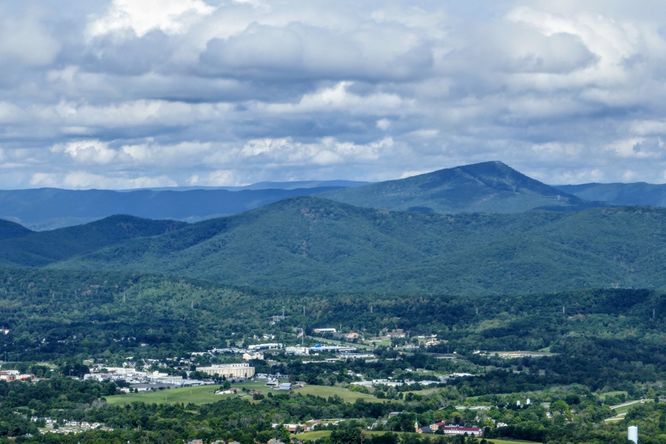 Default image for Read Mountain Preserve Hike, a 4.7-mile trail in Roanoke, VA (US)