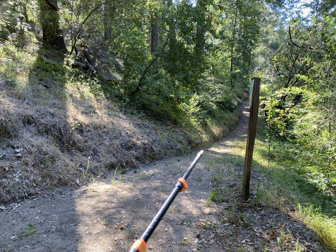 Right-hand turn to follow Ridge Trail along Summit Trail