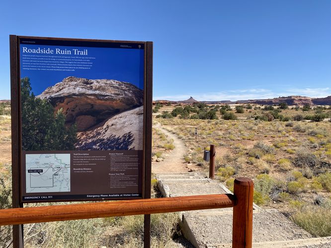  Roadside Ruins Trail trailhead