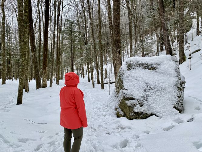 Large boulder on the tail to Roaring Brook Falls