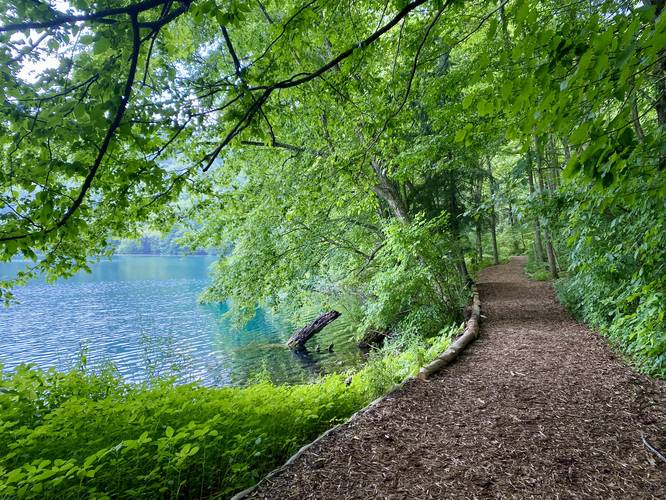 Round Lake Loop Trail with turqoise waters