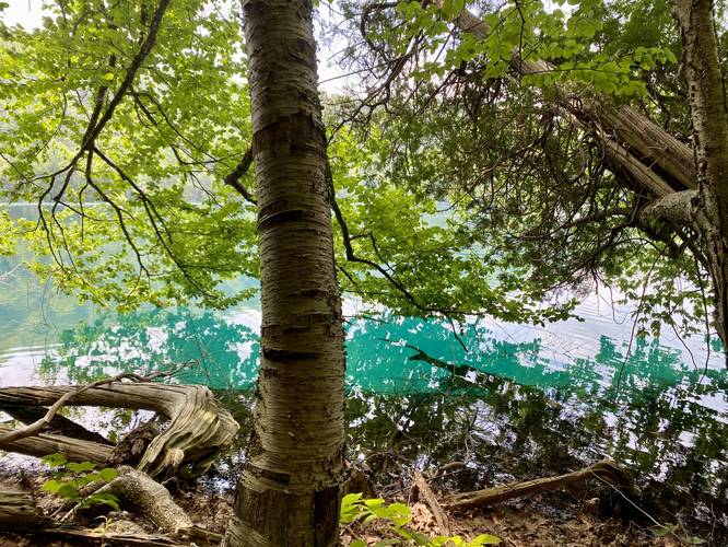 Turquoise colors of Round Lake