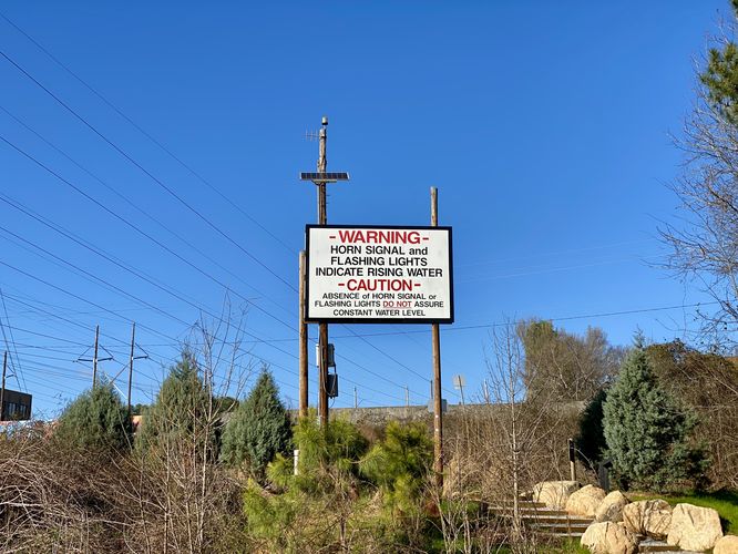 Flood danger sign and horn