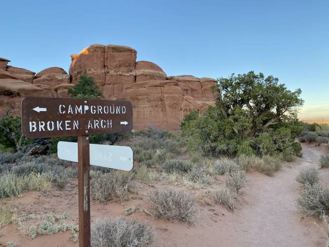 Junction to Broken Arch (keep-right on hike in)