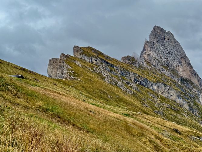 Sprawling mountainsides lead up to the jagged peaks along Secada Ridge