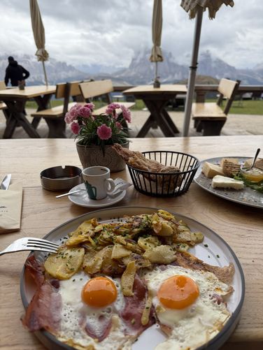 Amazing lunch at Baita Sofie Hütte (Sofie Hut)