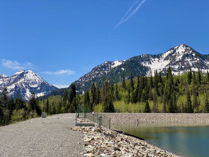 Silver Lake Flat Reservoir trail runs along the water with mountain views