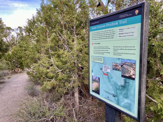 Soda Canyon Overlook Trail trailhead w/signage