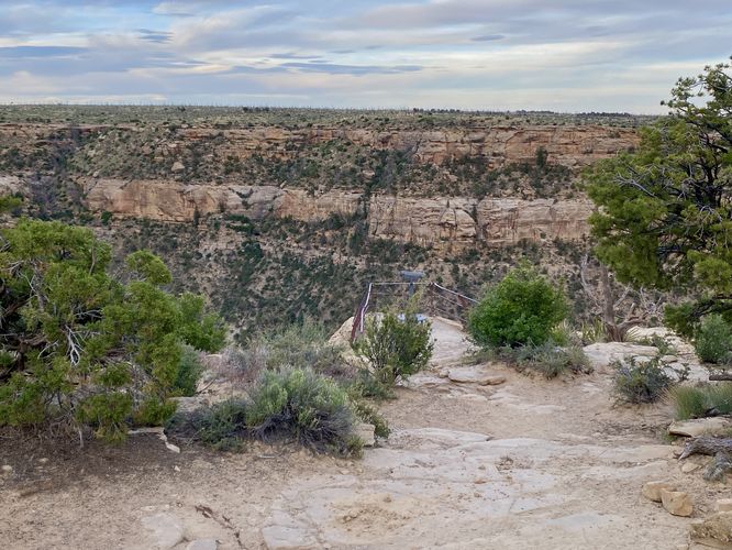 Trail leads down to a 2nd overlook in Soda Canyon