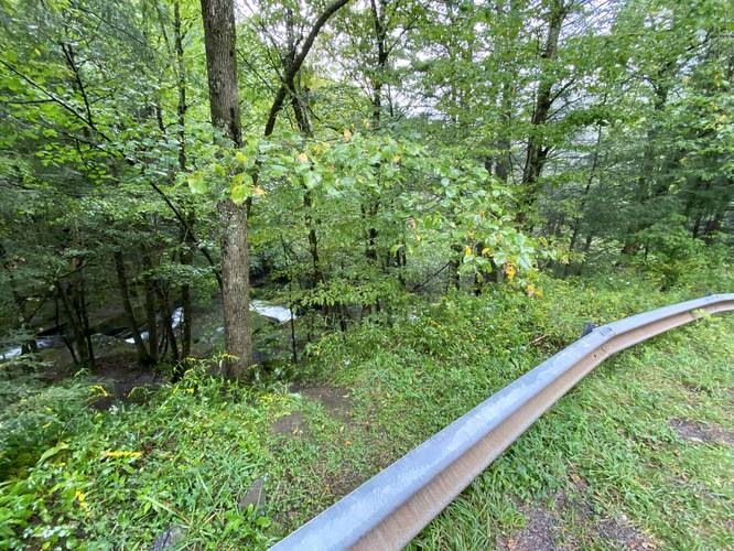 Trailhead to Tompkin Falls - cross the guardrail