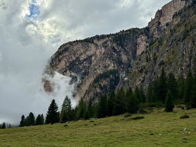 Clouds from the low valley roll into the high valley in Vallunga (Langental)