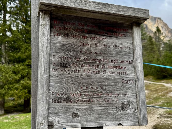 Sign reminds hikers to keep distance and not feed animals along the trail