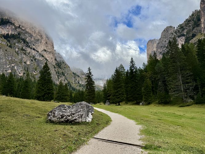 Trail winds through the alpine valley of Vallunga (Langental)