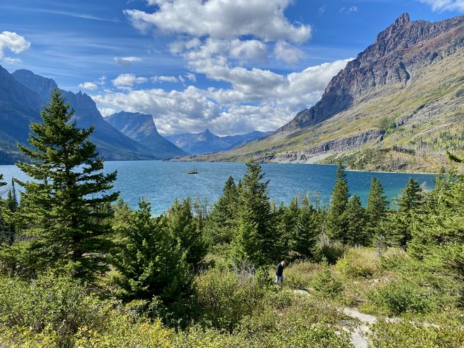 Hiker ascends from the lower lookout at Wild Goose Island
